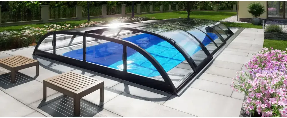 Pooltak Dallas med svart ram över blå pool